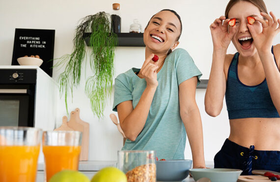 women-preparing-healthy-meal