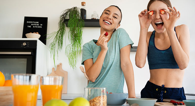 women-preparing-healthy-meal